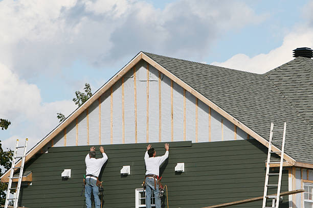Professional Vinyl Siding technician working in Streamwood, IL